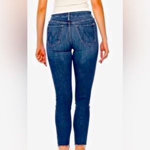 Mother Denim ‘The looker’ mid rise fray.